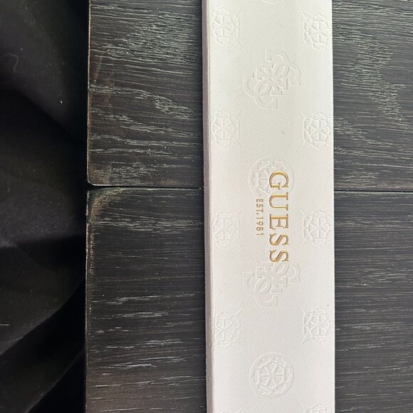 GUESS BLACK LEATHER BRACELET with CLASSIC GOLD EMBOSSED LOGO CLIP - Picture 4 of 5